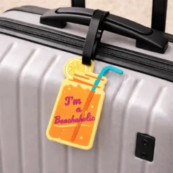 Alternative view of Luggage Tag - I'm a Beachaholic